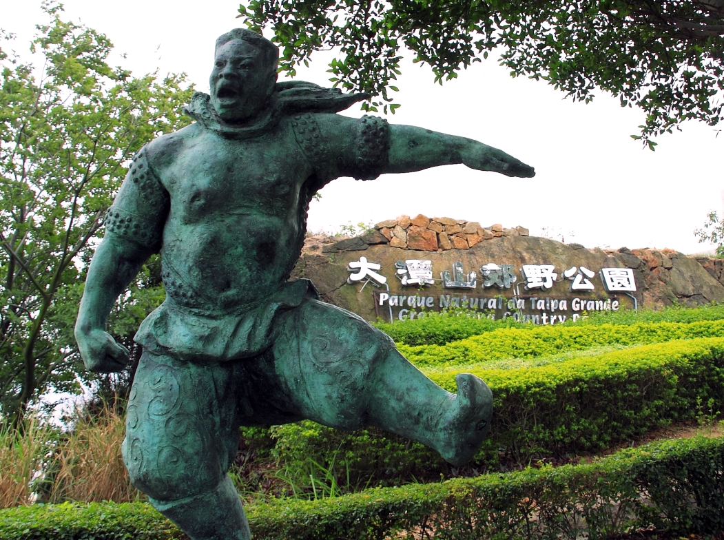 雕塑就安放在路旁, 遊人可以近距離欣賞