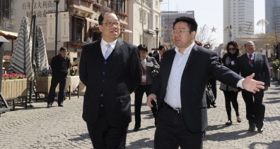 經濟財政司司長譚伯源考察天津和平路商業街。