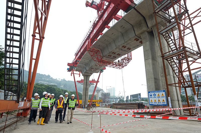 輕軌氹仔線正進行高架橋面吊裝預製件組裝工程