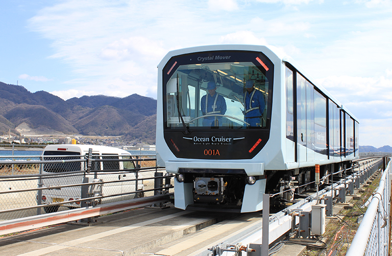輕軌列車在測試軌道上進行通行試驗