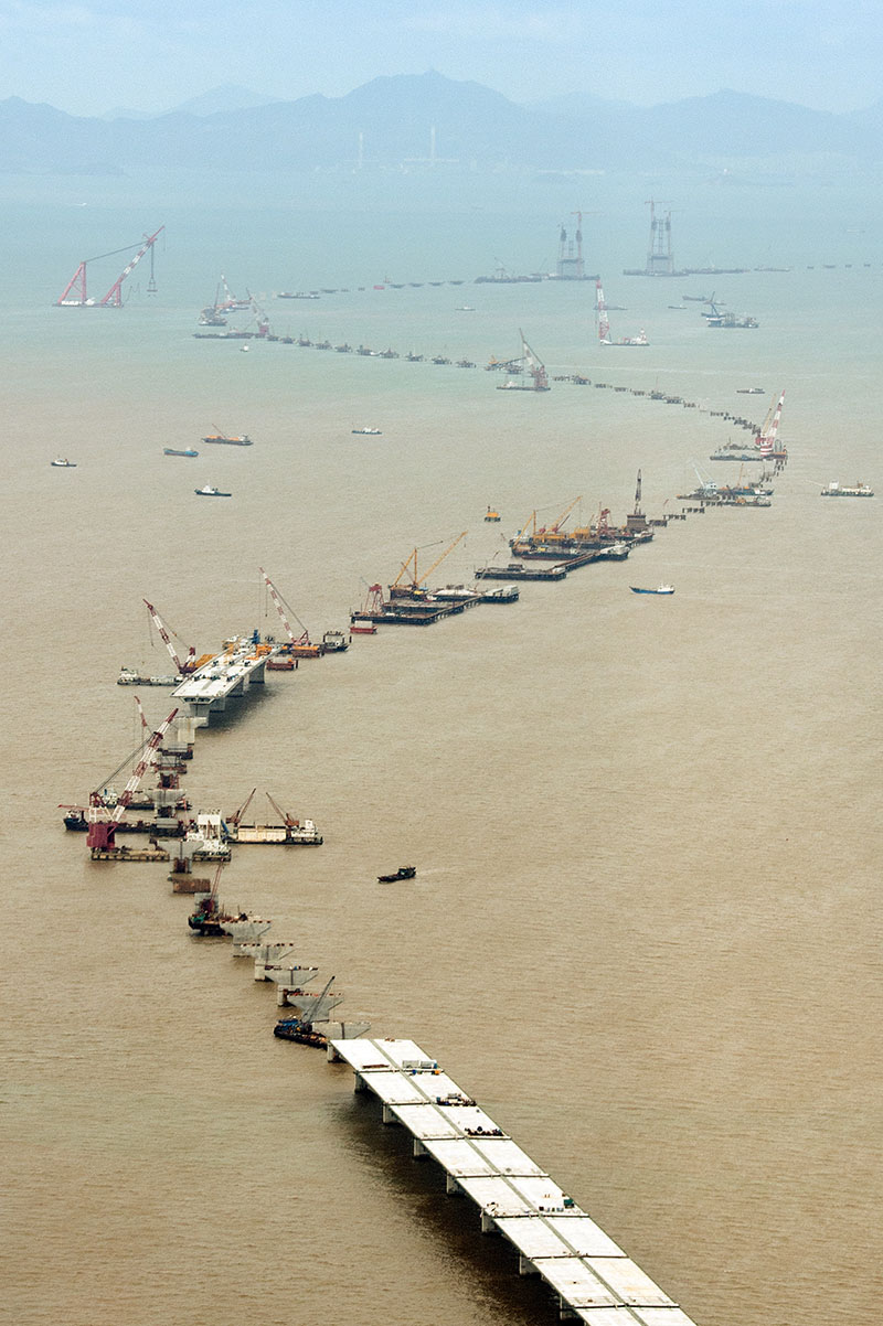 港珠澳大橋是連接香港、珠海和澳門的大型跨海通道,三地共同建設的主體工程長約29.6公里,建成後將是世界最長的跨海大橋,預計於2016年竣工。