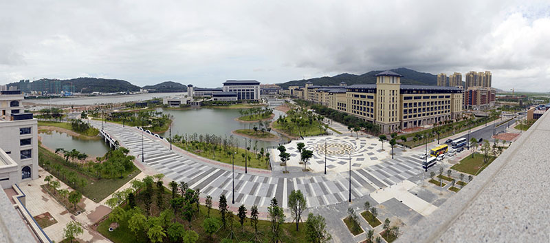 澳門大學橫琴校區與澳門氹仔島一河相隔,佔地1.09平方公里,較原校址大20倍,總建築面積達94萬平方米,可容納1萬名學生。