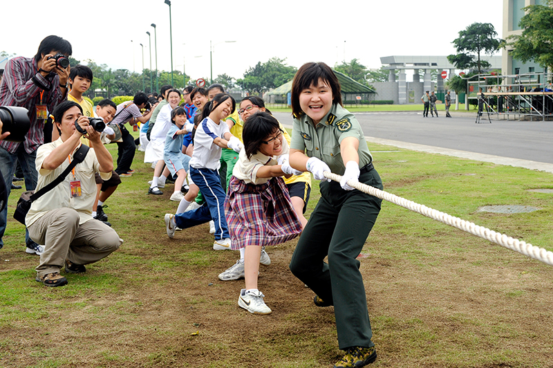 駐澳部隊每年都會開放軍營讓市民及小孩參觀,圖為駐澳部隊女官兵在軍營開放日與小孩同樂,傳承愛國精神。