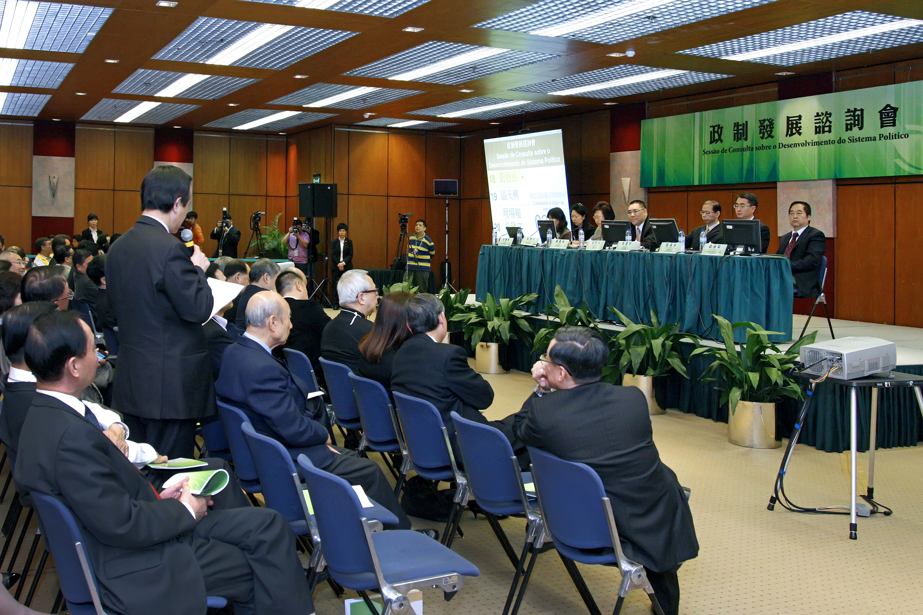 2011年11月,行政長官崔世安致函全國人大常委會,就是否修
