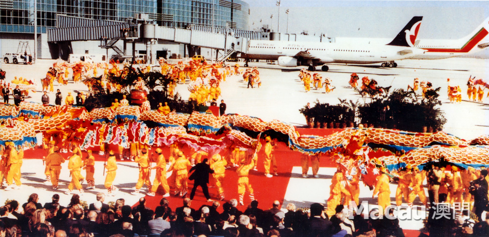 1995年11月9日,澳門國際機場開幕。