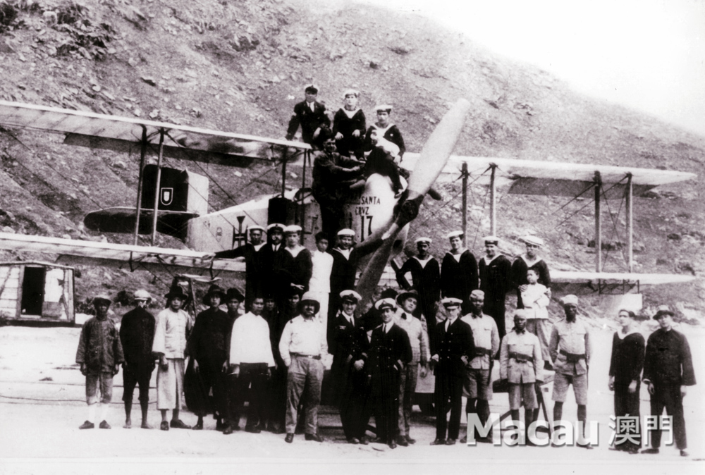 1927年,爲加強澳門地區的防護任務,葡國政府派遣3架「法利」(Fairey)水上飛機由里斯本來澳,並於1928年成立澳門海軍航空中心,由若瑟.賈伯樂海軍上尉主持,是澳門早期的官方航空機構。
