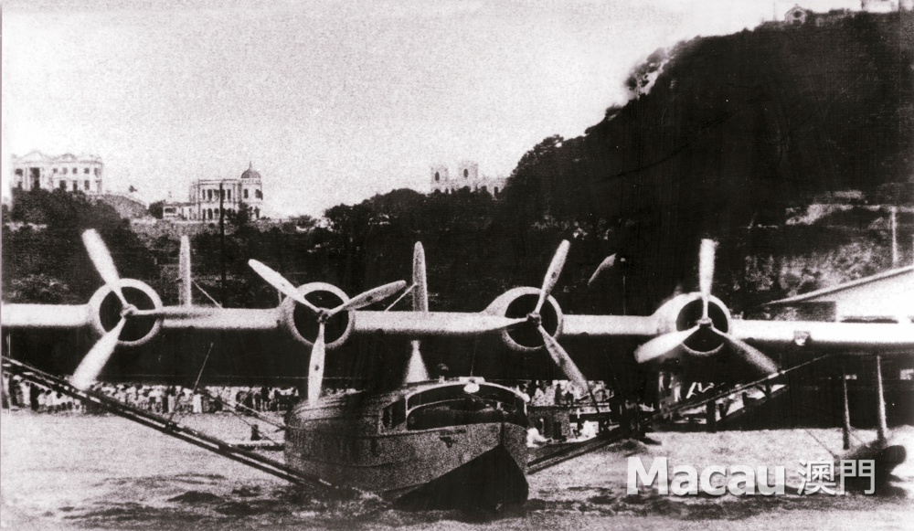 1937年,泛美公司開辦三藩市–檀香山–馬尼拉–中國航線,選擇以澳門作為終站。圖為首航當天該公司的「香港快速飛機」抵達澳門的情況。該航線後因太平洋戰爭爆發而停辦。