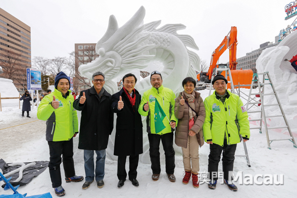 澳門雪雕隊首次參賽便獲得亞軍殊榮。社會文化司司長譚俊榮(左三)、辦公室主任葉炳權(左二)及旅遊局局長文綺華(右二)於冰雪節開幕後到現場澳門廚藝協會會長阮錦鴻 (右三)及其