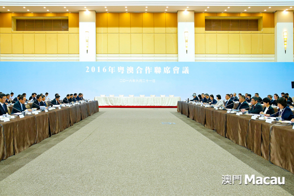 行政長官崔世安和廣東省省長朱小丹分別率領兩地政府代