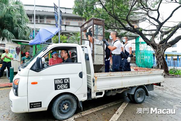 居民響應警方號召,自行駕車協助運走風災後的雜物。