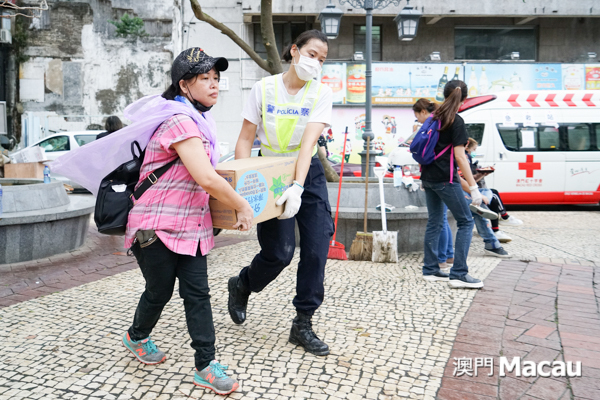 民間自發組織的義工隊與保安部隊合力向有需要的市民派
