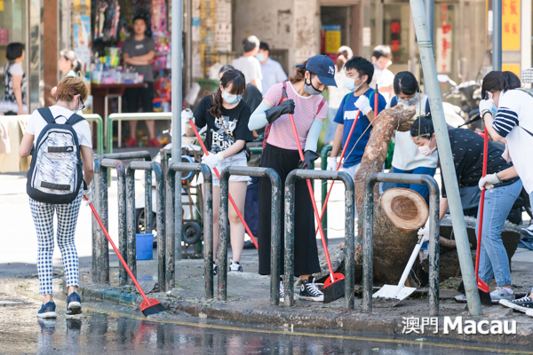 民間自發組織的義工隊到各區清理雜物