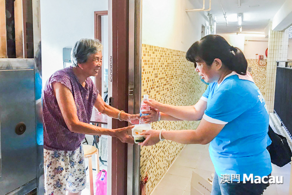 民間自發組織的義工隊上樓向有需要的住戶派發物資3