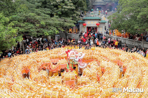 勇猛有力的金龍,到媽閣廟祝願市民及旅客諸凡順遂。