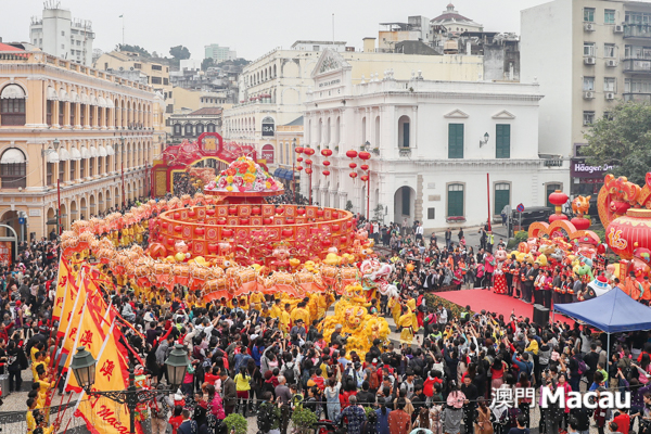 大年初一,金龍、醒獅向市民及遊客拜年。