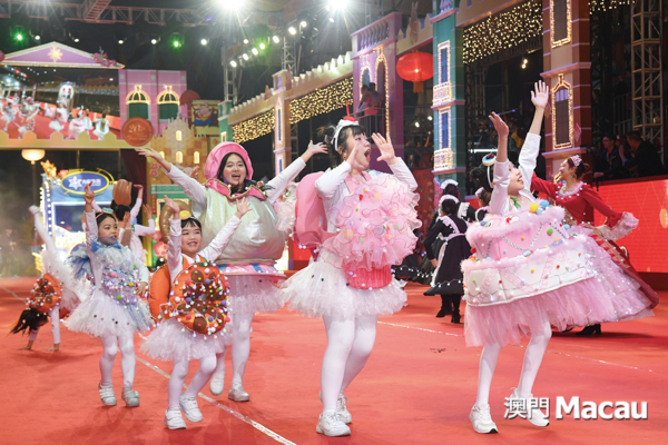 巡遊隊伍的落力演出,為觀眾帶來難忘的晚上。