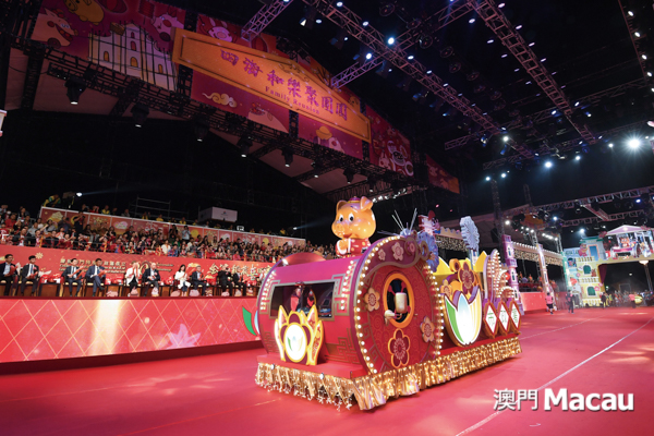 今年的花車巡遊匯演,由18架花車及800人組成,祝願大家在