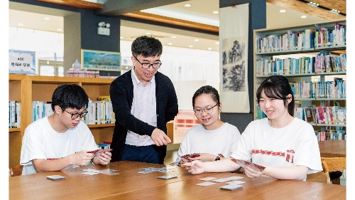 圣五师生 以集换式桌游点燃中文学习热情